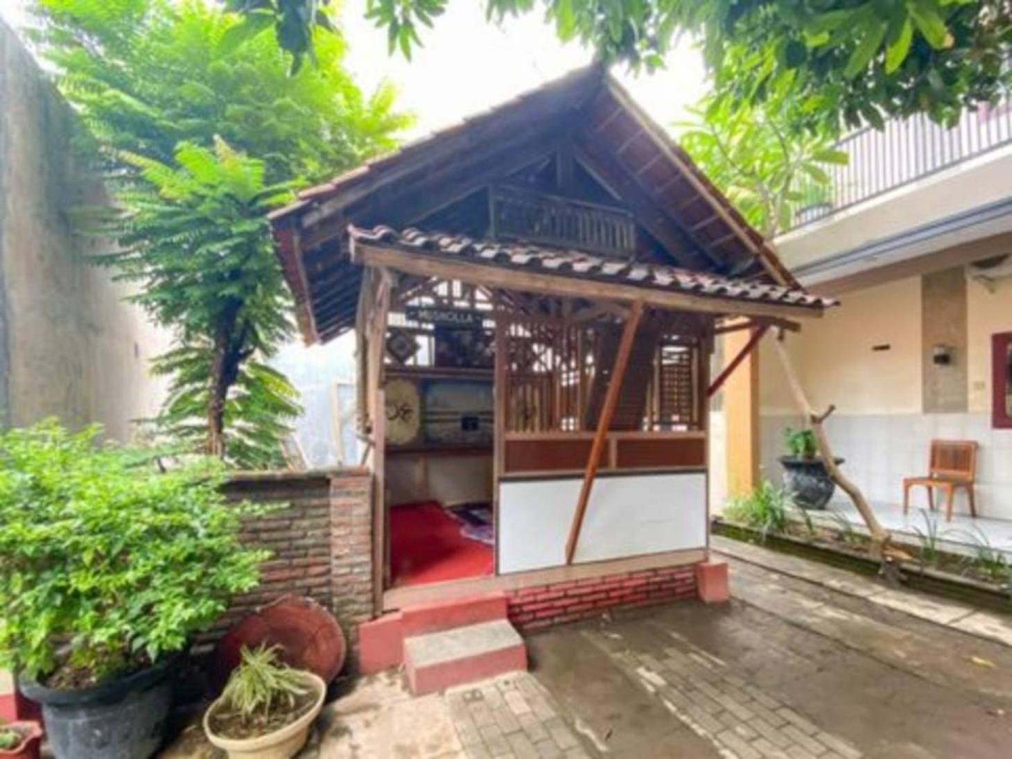 Surya Guest House Probolinggo Exterior photo