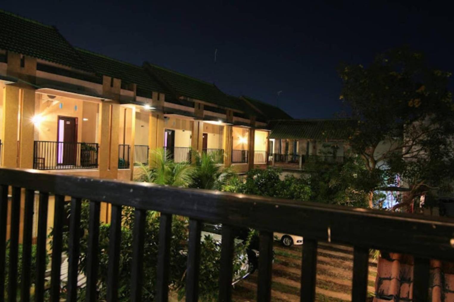 Surya Guest House Probolinggo Exterior photo